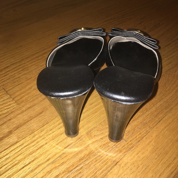 VAN VAN BLACK HEELS WITH EMBLEM - Picture 4 of 6